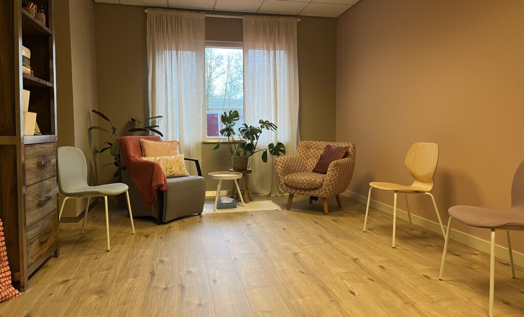 Praktijkruimte Hattem, stoelen in een kring voor een groepssessie familieopstelling.